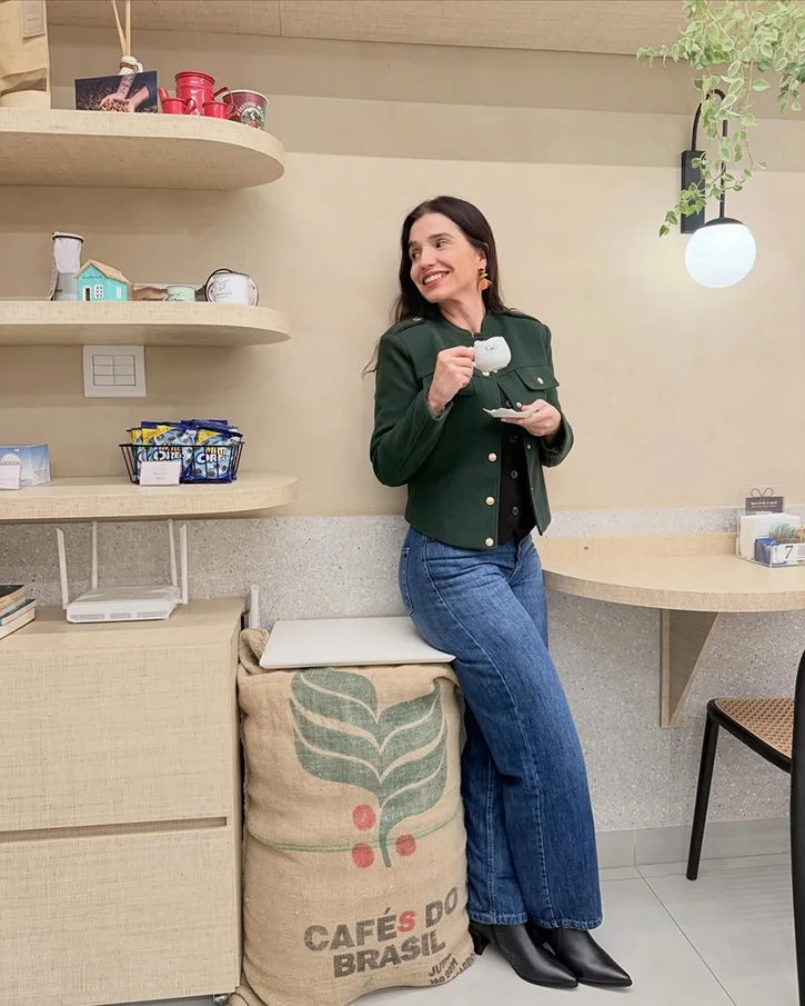 Kelly Eleto tomando caf&eacute;